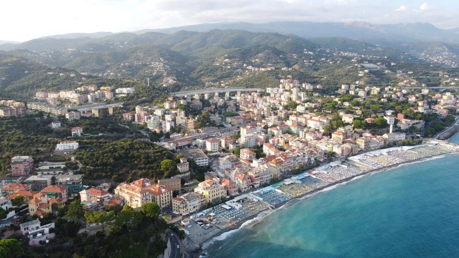 Panorama del litorale con stabilimenti balneari, città e colline