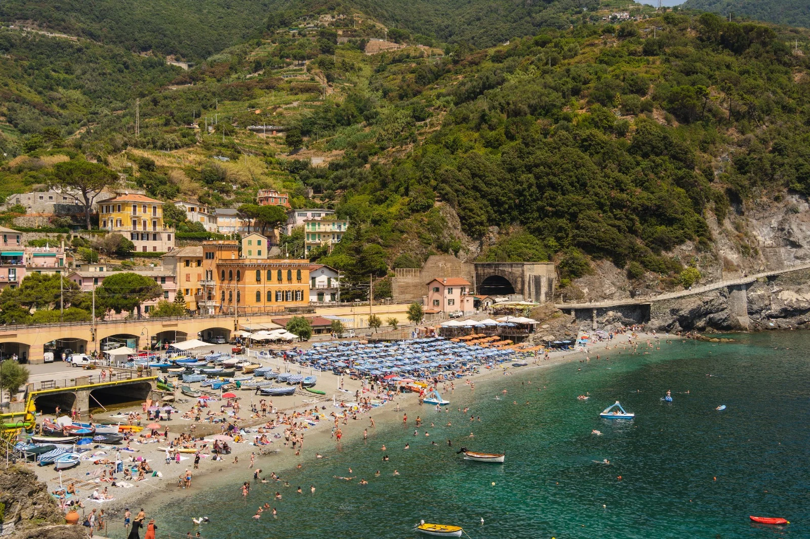 Stabilimento balneare in una baia ai piedi delle colline