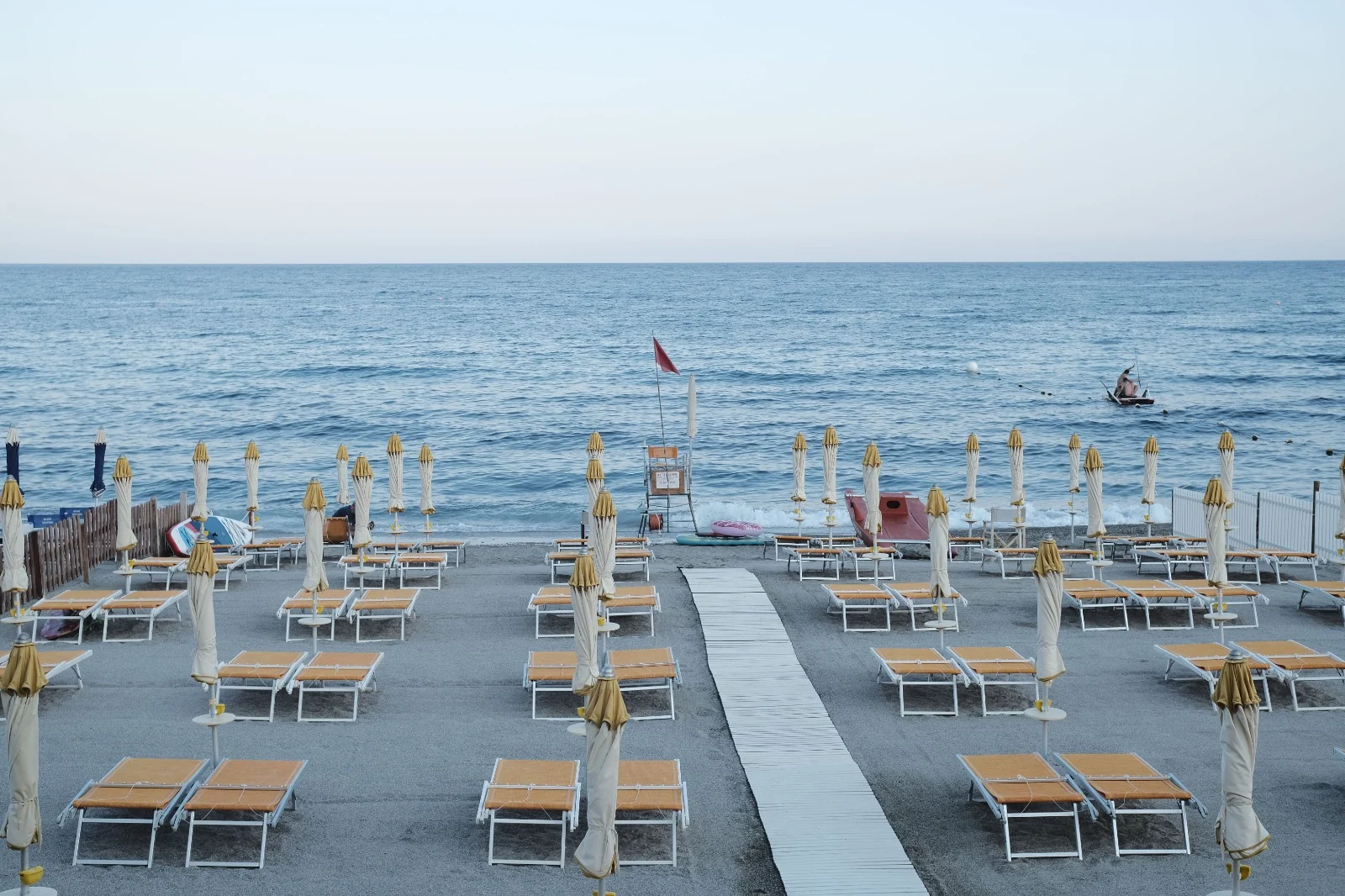 Lettini e ombrelloni chiari affacciati sul mare