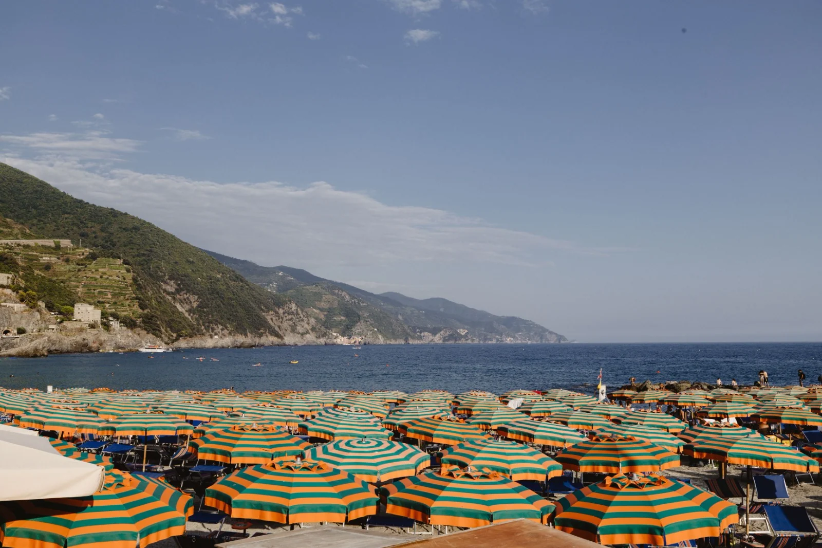 File di ombrelloni colorati in uno stabilimento lungo la costa